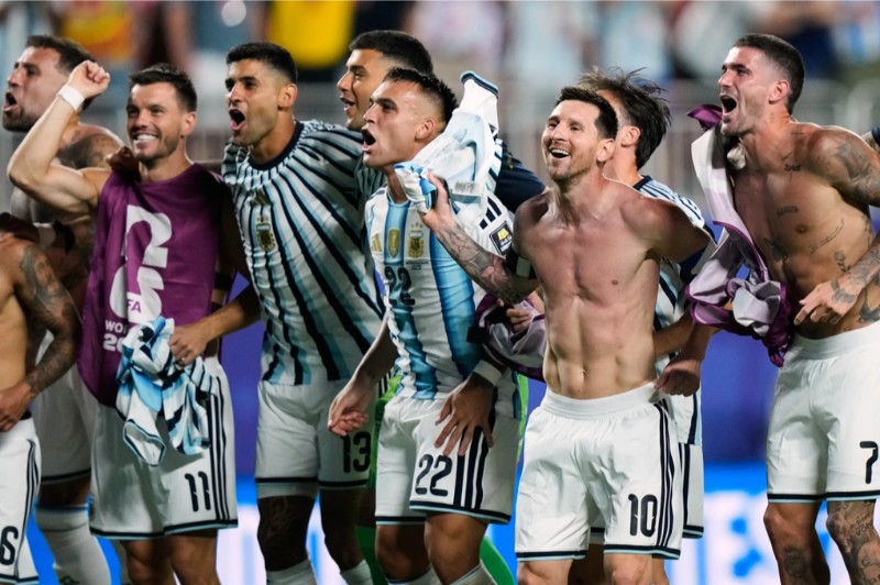 Lionel Messi hạnh phúc khi Argentina vào bán kết